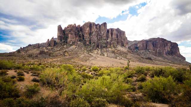 An Arizona hiker fell 700 feet to his death while trying to take a photo - Vimarsana News