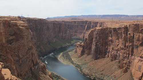A 25-year-old man died on Sunday after falling off a cliff at Glen Canyon National Recreation Area in Arizona, the National Park Service (NPS) said.