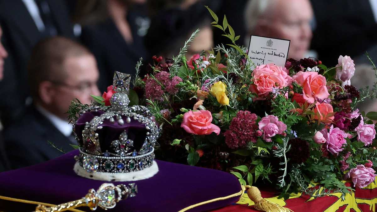 King Charles III leaves handwritten notice on prime of queen’s coffin