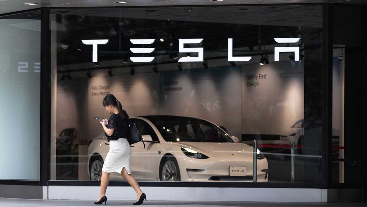 Tesla delivered 343,000 cars in the third quarter, falling short of ...