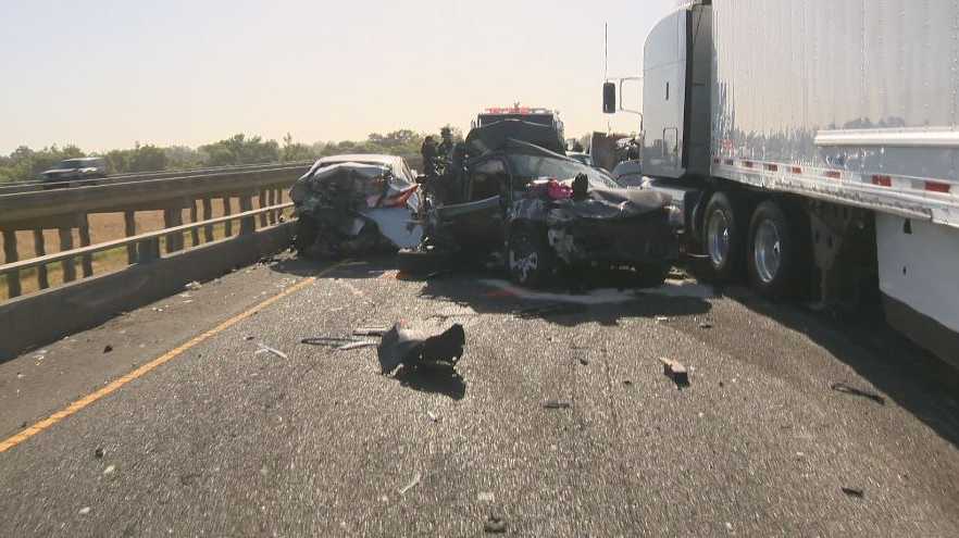 Multi Vehicle Crash Closes Southbound Lanes Of I 5 Near Woodland