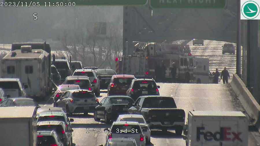 Crash blocking traffic on I-75 near Brent Spence Bridge
