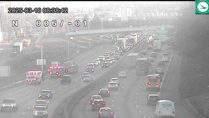 Crash with injuries reported blocking lane on I-75 southbound in Bond Hill