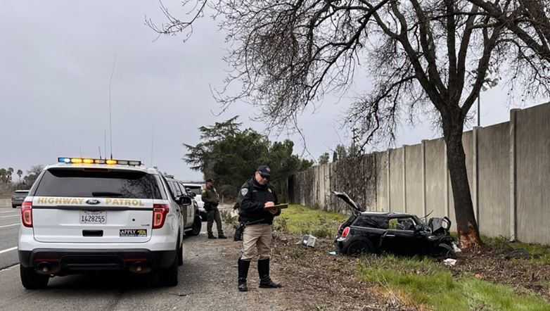 Man dies in Roseville after crashing vehicle into tree