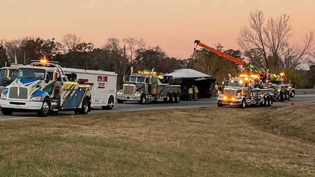 18-wheeler truck overturned, closed I-20 curve at I-59 in Birmingham - Vimarsana News