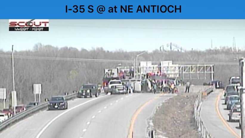 Southbound I-35 closed at NE Antioch in Northland after 3 vehicle accident