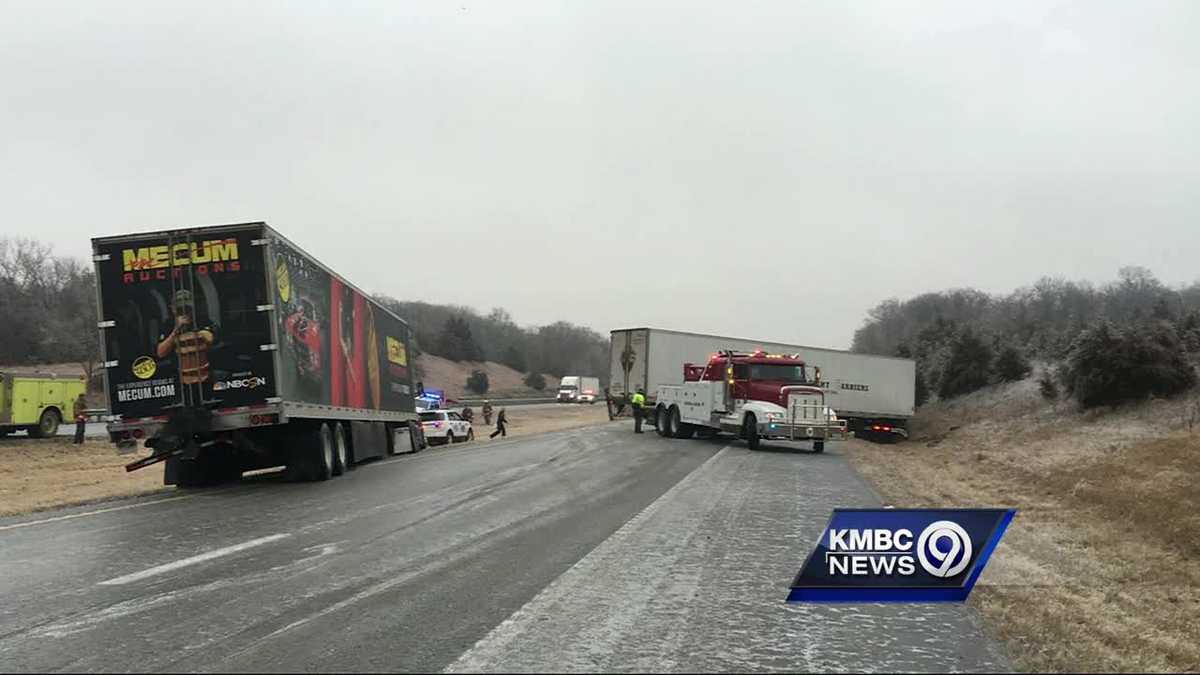 5 tractortrailers jackknife on I35 north of Cameron