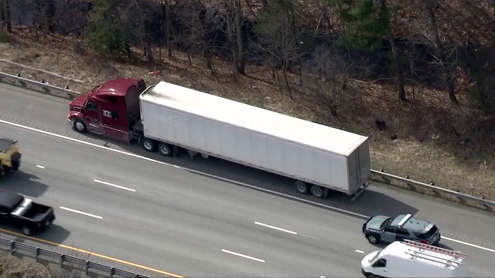 Tractor-trailer driver struck with hammer during assault on I-495 - Vimarsana News