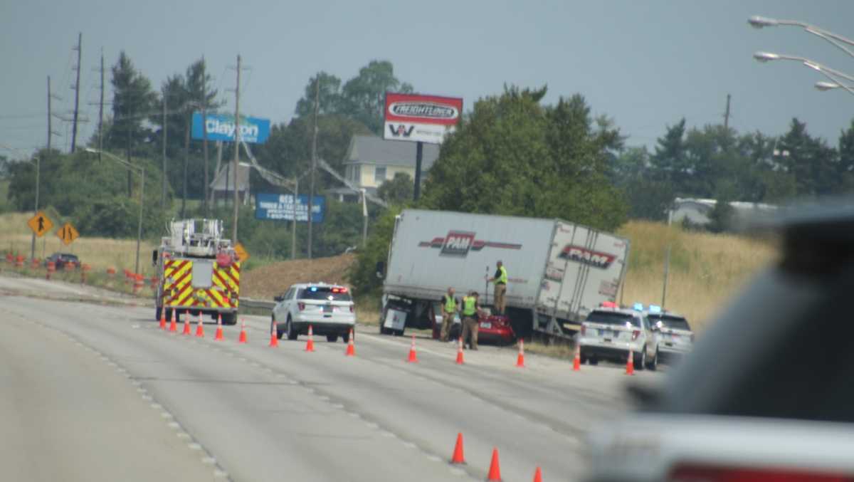 Driver killed after losing control of car, crashing into semi in Boone