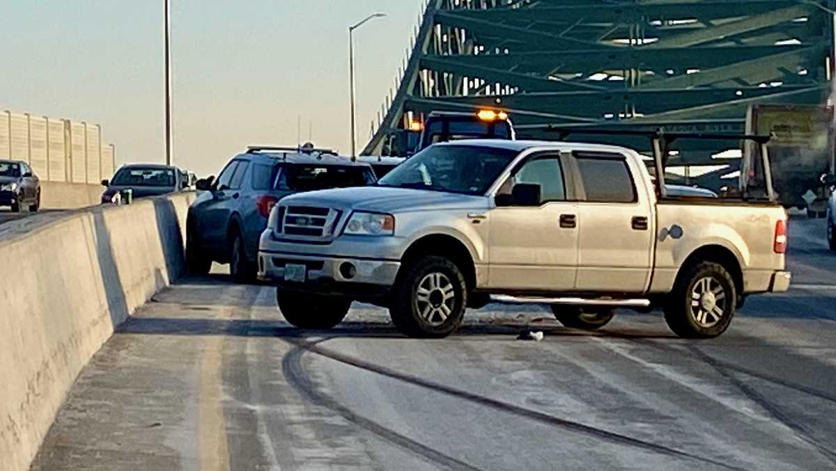 Maine State Police trooper hurt when cruiser hit on I-95