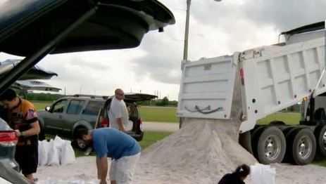 Tracking Ian: Osceola County residents pick up sandbags - Vimarsana News
