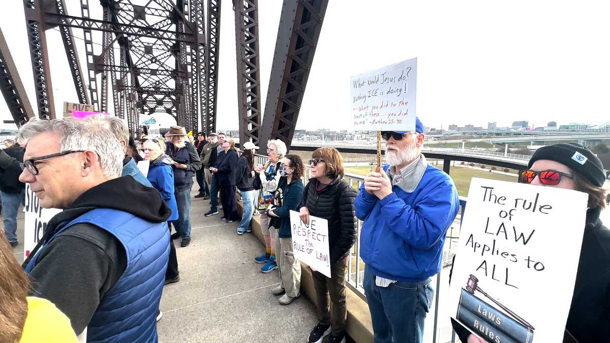 Students, leaders from both sides of the river hold anti-ICE rally on the Big Four Bridge