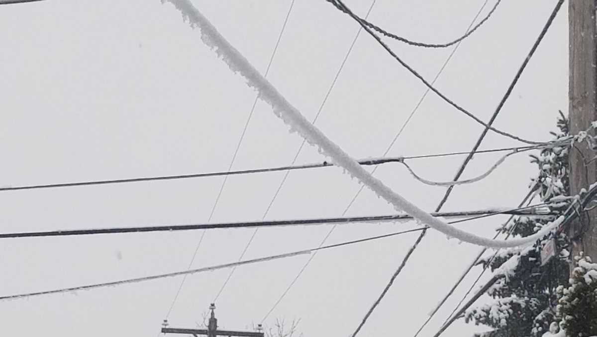 Heavy snow knocks out power to more than 15,000
