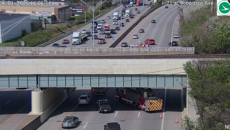 Crash blocks nearly all lanes of I-71 near Norwood, backs up traffic