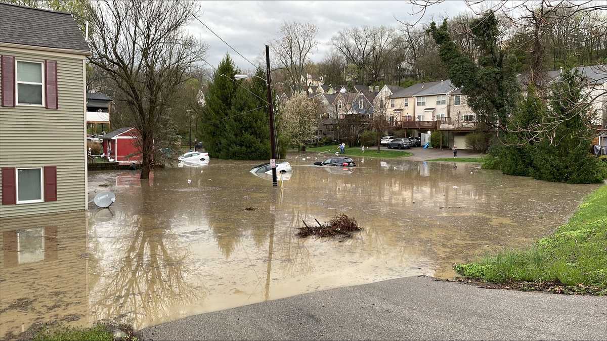 VIDEO: Cars submerged in water amid flooding Cincinnati in neighborhood