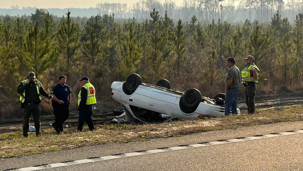 3 people taken to hospital following rollover crash in Long Co. - WJCL