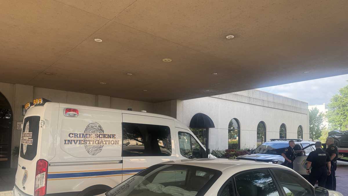 Driver in custody after ramming into downtown Des Moines hotel