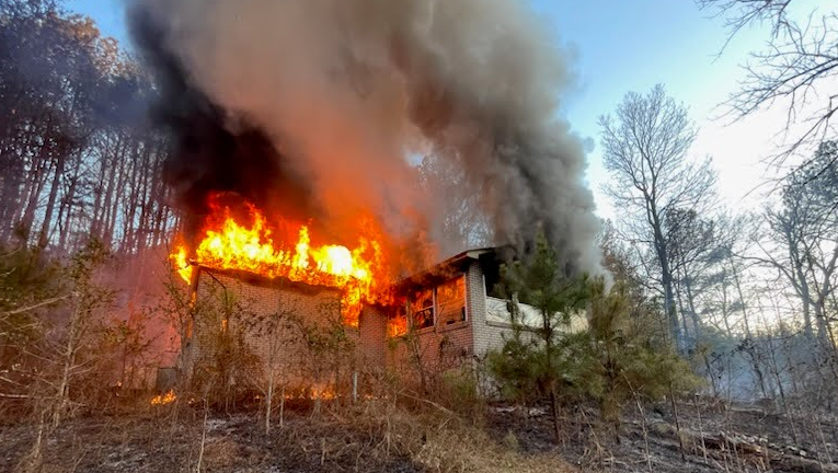 Structures damaged by 8-acre woods fire in Jefferson County