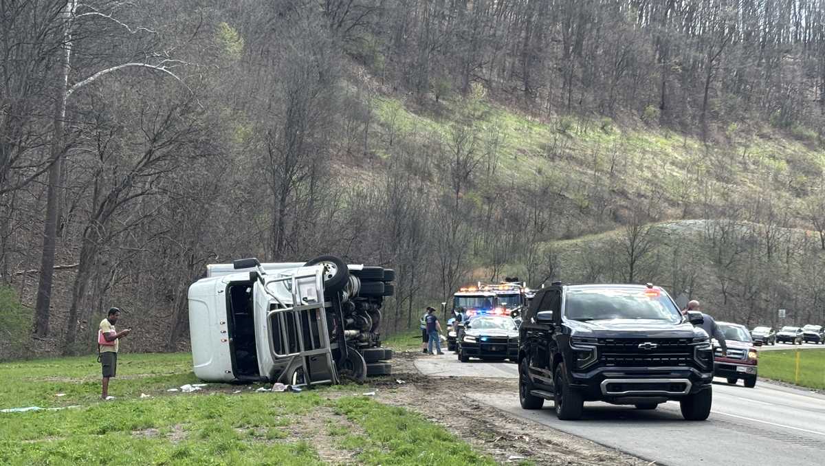 Traffic disrupted after tractor-trailer rollover crash on I-79 in Western Pa.