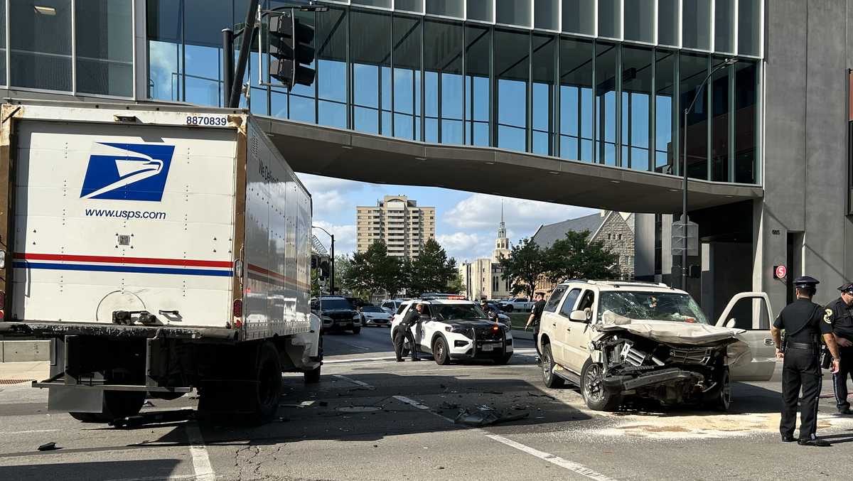 Des Moines Police chase ends in collision with mail truck, injuries unknown