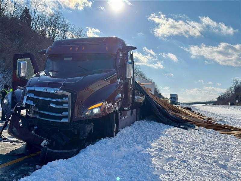 2 hospitalized after crash involving 3 semis shuts down I-275 - WLWT