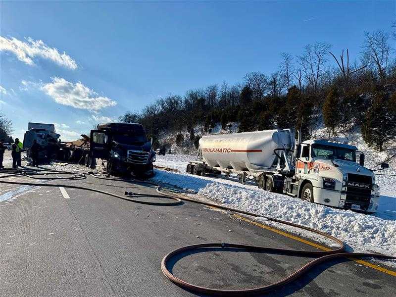2 hospitalized after crash involving 3 semis shuts down I-275 - WLWT