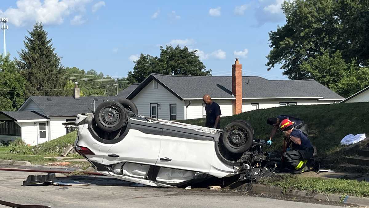Des Moines teen leads police in chase in stolen car, ends in rollover