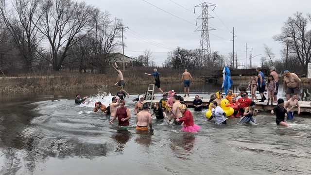 Mukwonago residents plunge into river for veterans - Vimarsana News