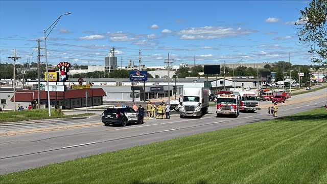 Omaha crash closes down part of L Street just before rush hour