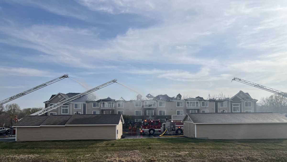 Bellevue fire crews battle large fire at apartment complex