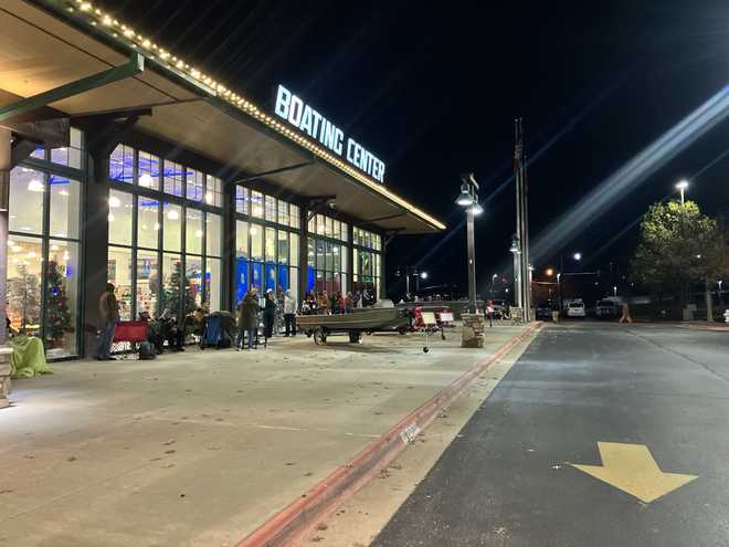 shoppers in rogers line up outside bass pro shops for black friday