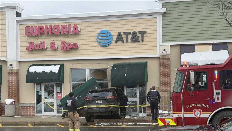 Vehicle crashes through the front door of Westbrook AT&T store