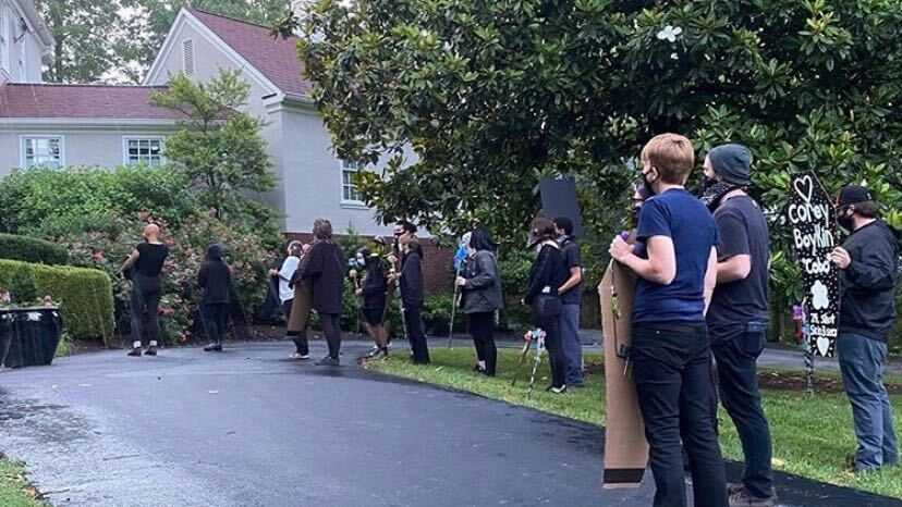 Protesters Bring Message Directly To Louisville Mayor Greg Fischer S Home