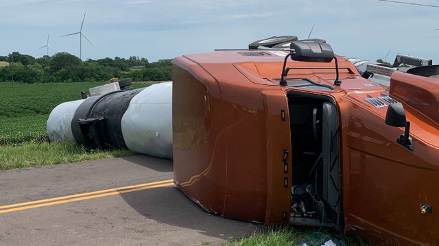 Tanker overturns in Dekalb County, loaded with hot oil - Vimarsana News