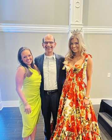 Stockard&#x20;poses&#x20;with&#x20;her&#x20;friend,&#x20;Maddie&#x20;and&#x20;Paul&#x20;Finebaum&#x20;during&#x20;fundraiser