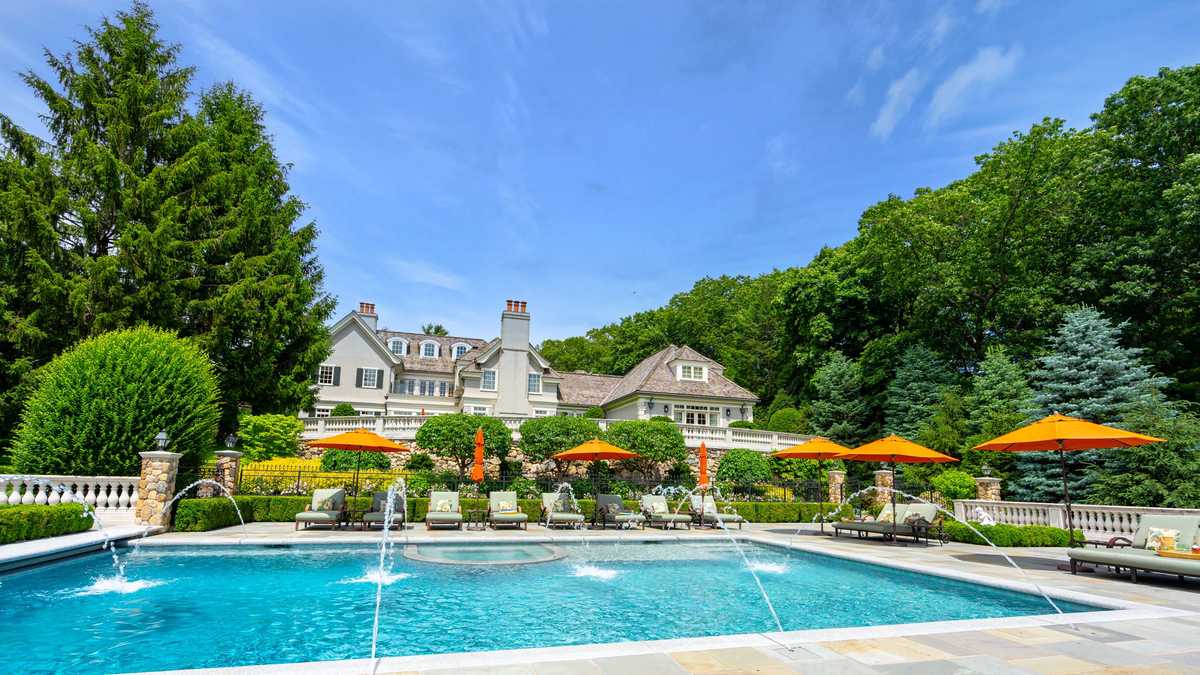 Exquisite 15.9M mansion on market in Weston