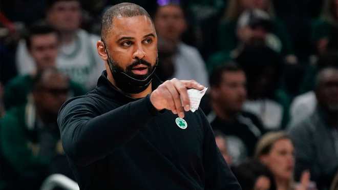 L'entraîneur-chef des «Celtics» de Boston, Ime «Udoka», réagit lors de la «première demi-partie» x20; 6 d'une série éliminatoire des demi-finales de la NBA Basketball Eastern Conference, le vendredi 13 mai 2022, à Milwaukee.