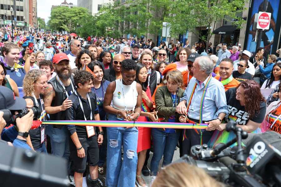 Photos Bostons Pride Parade Returns After 3 Year Hiatus 8074