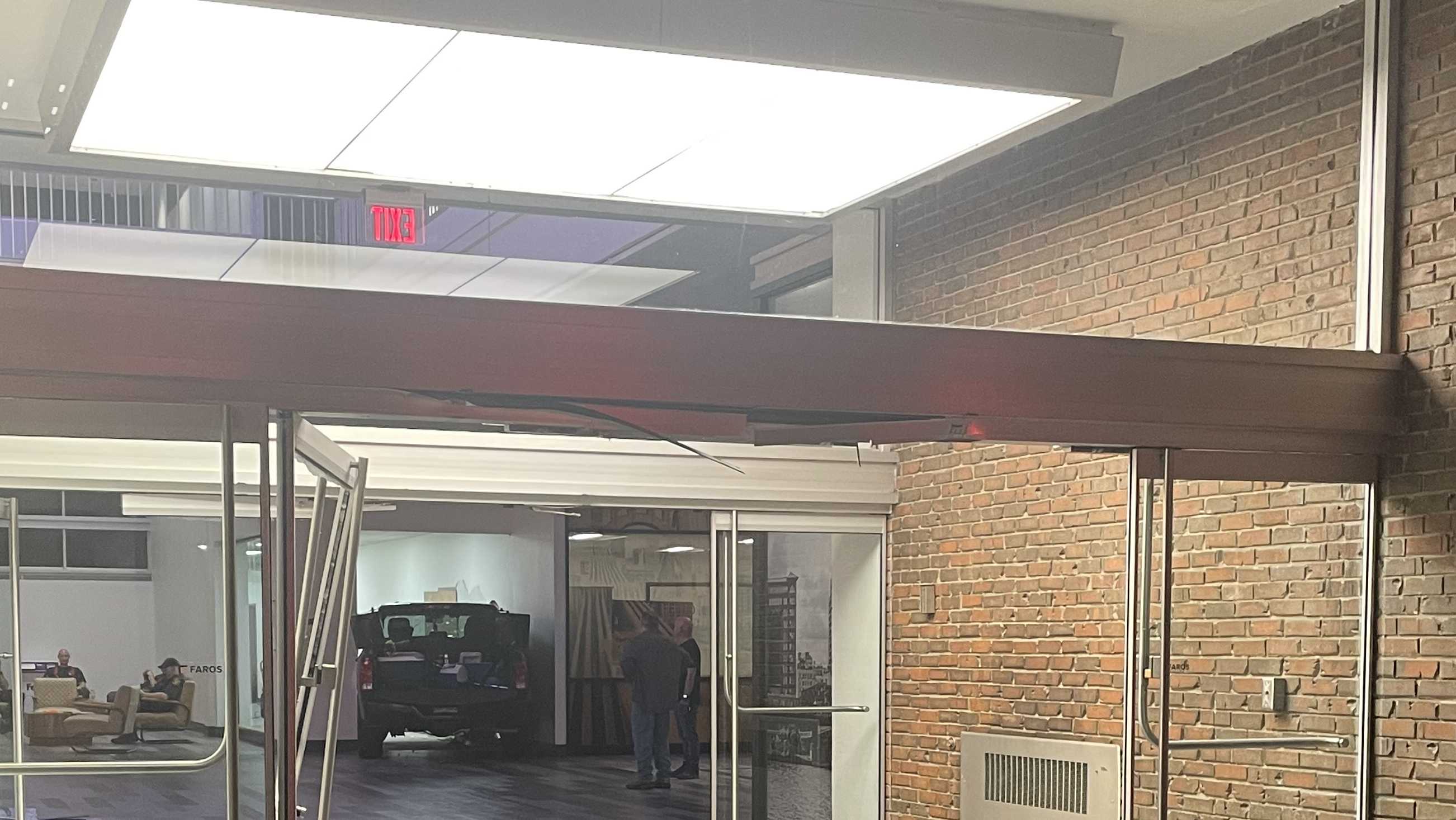 Truck crashes into building in Pittsburgh - Vimarsana News