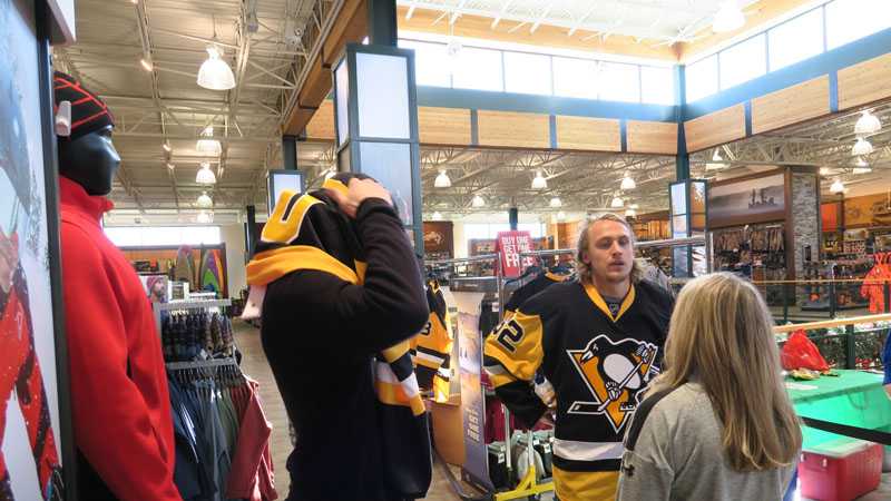 Photos: Pittsburgh Penguins shop with kids for Project Bundle-Up