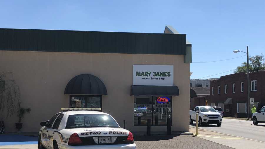 elfbar nachfüll pod läuft aus Video shows thieves breaking into Miami smoke shop main image 0