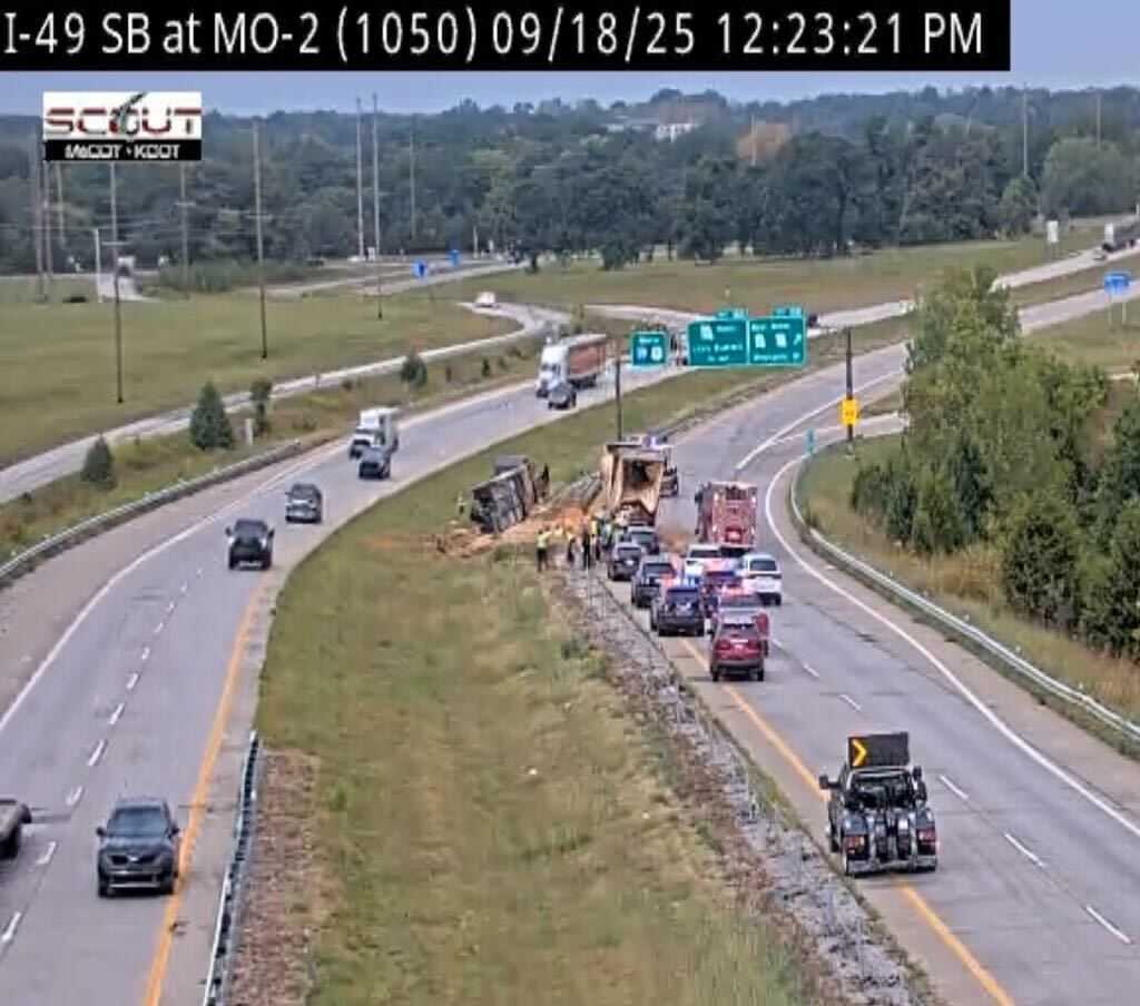 Deadly crash shuts down portion of I-49 in Cass County
