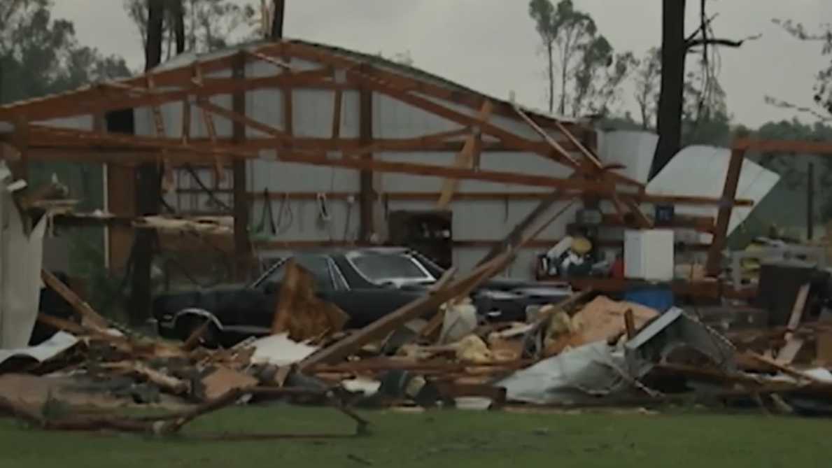 Pictures: Mississippi residents pick up the pieces after major tornado ...