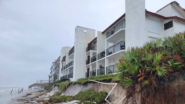 New Smyrna Beach police evacuating structures deemed unsafe due to Nicole erosion - Vimarsana News