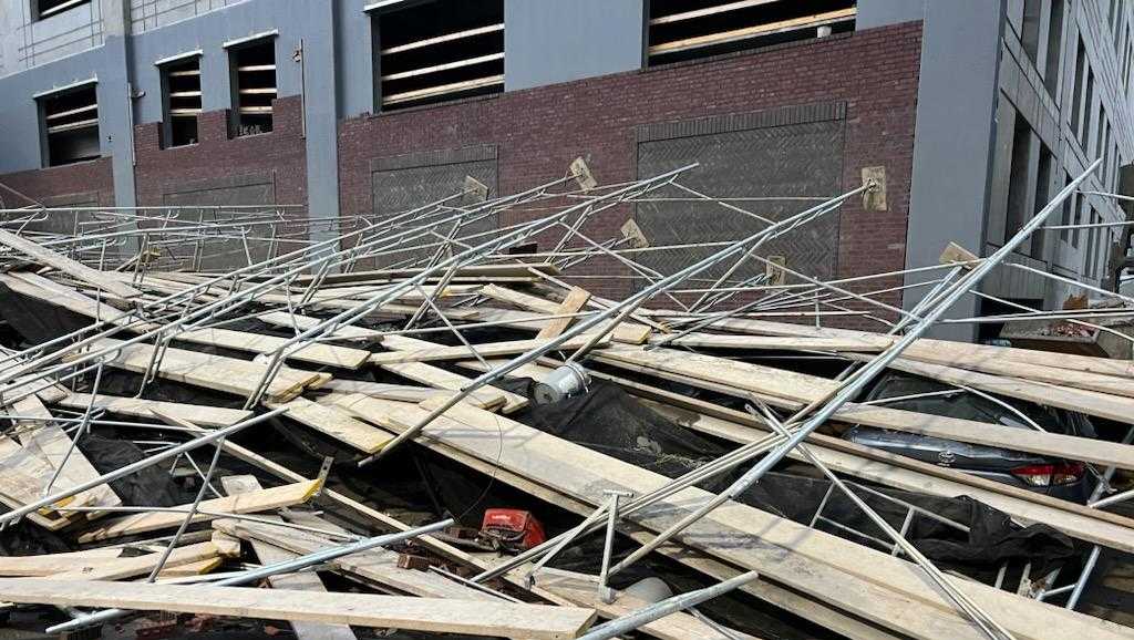 Scaffolding collapse covers cars in Savannah hotel parking lot