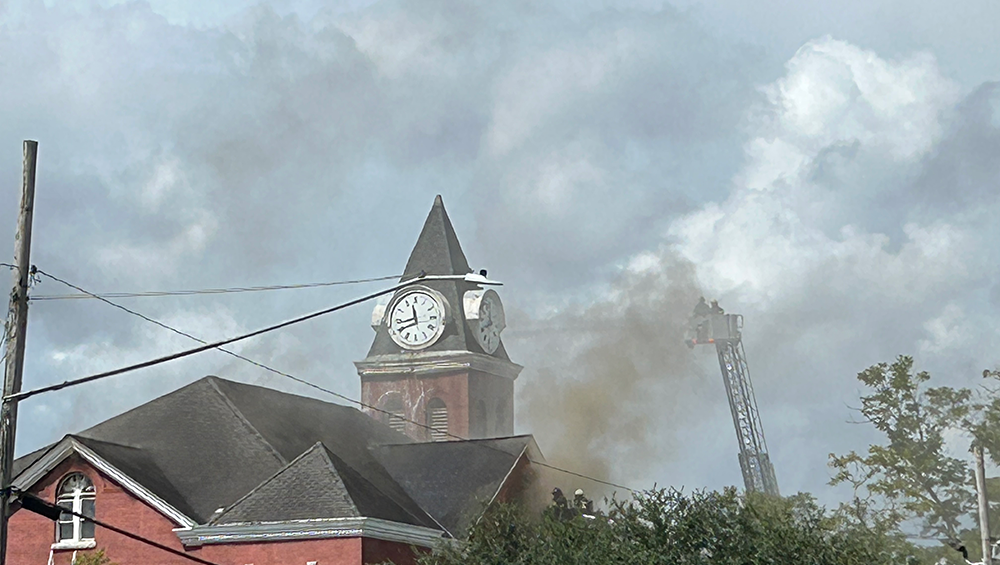 Fire crews battle blaze at Wayne County Courthouse in Jesup