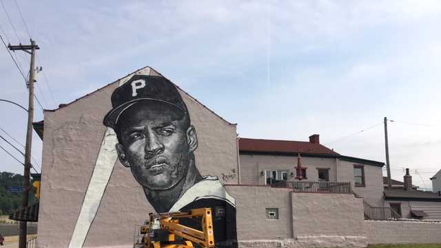 New mural pays tribute to Roberto Clemente on North Side