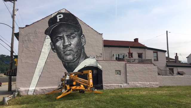 New mural pays tribute to Roberto Clemente on North Side