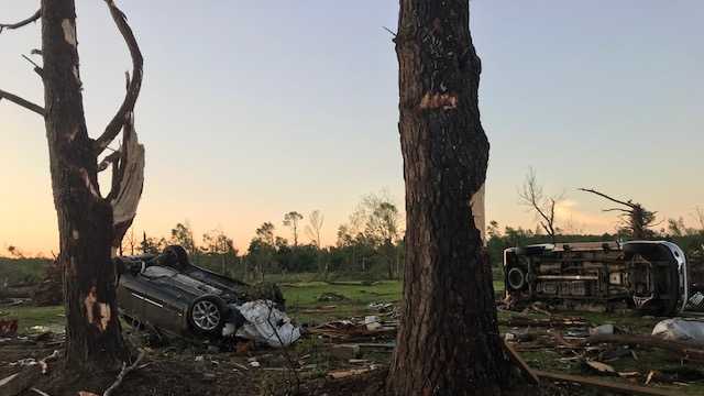 Pictures: Mississippi residents pick up the pieces after major tornado ...