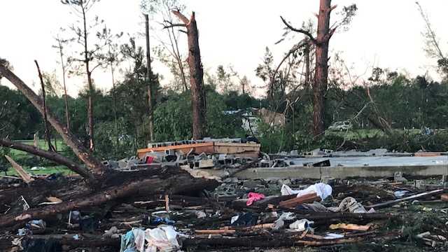 Pictures: Mississippi residents pick up the pieces after major tornado ...